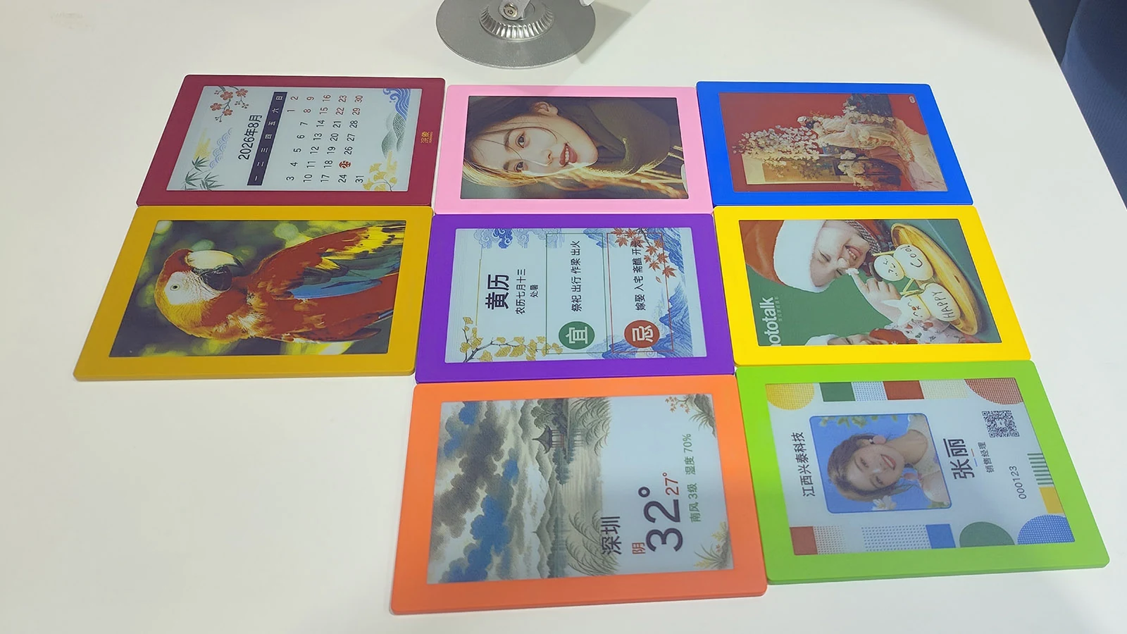 Canvas 5.89 Tag: 5.89-inch display samples with multiple enclosure colors and content layouts.